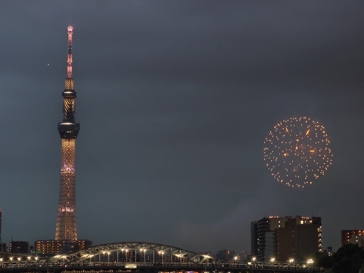 Tampak kembang api di langit Tokyo, Jepang. (KARAKSA MEDIA PARTNER)