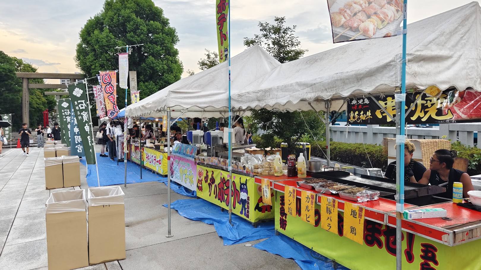 Tempat sampah disediakan di tempat festival kembang api. (KARAKSA MEDIA PARTNER)