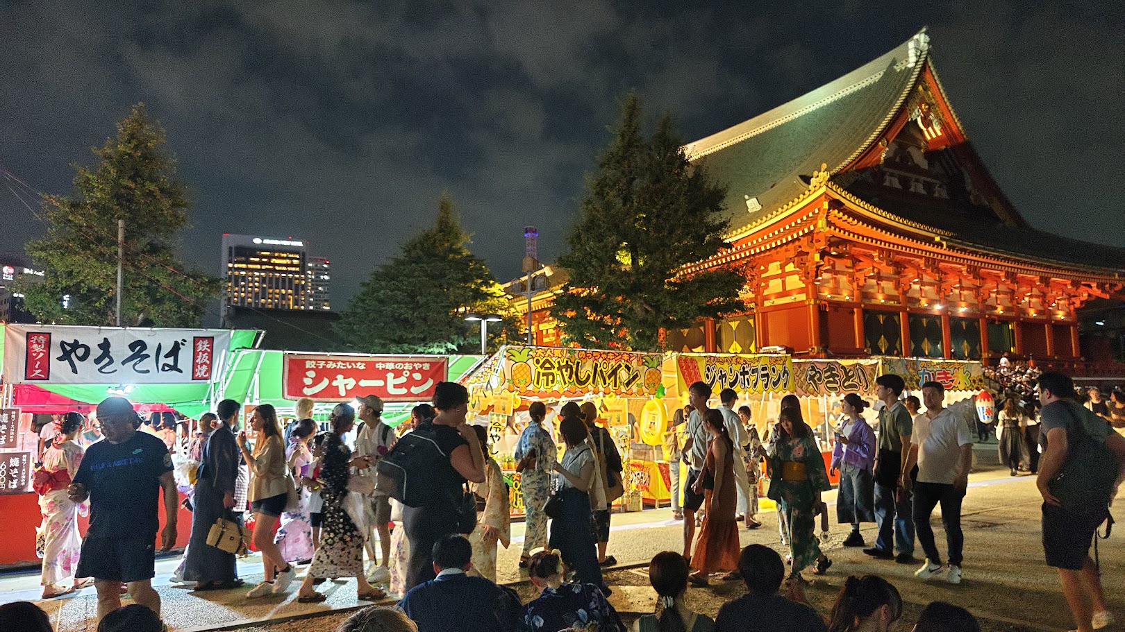 Suasana di lokasi festival hanabi atau kembang api di Tokyo, Jepang. (KARAKSA MEDIA PARTNER)