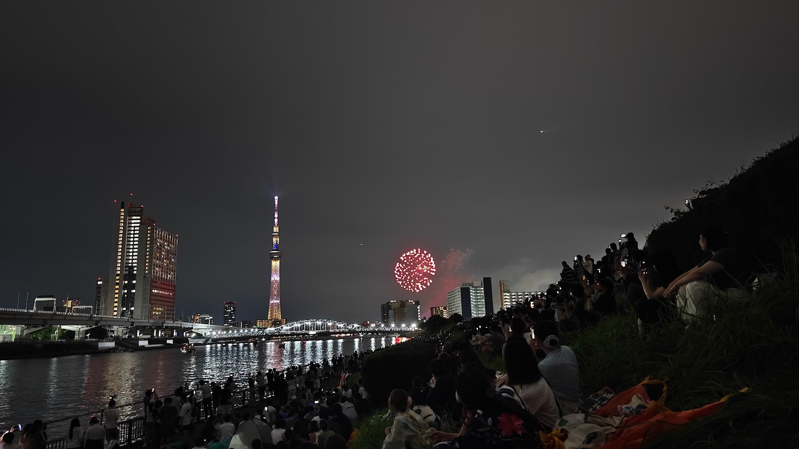 Festival kembang api di Tokyo, Jepang. (KARAKSA MEDIA PARTNER)