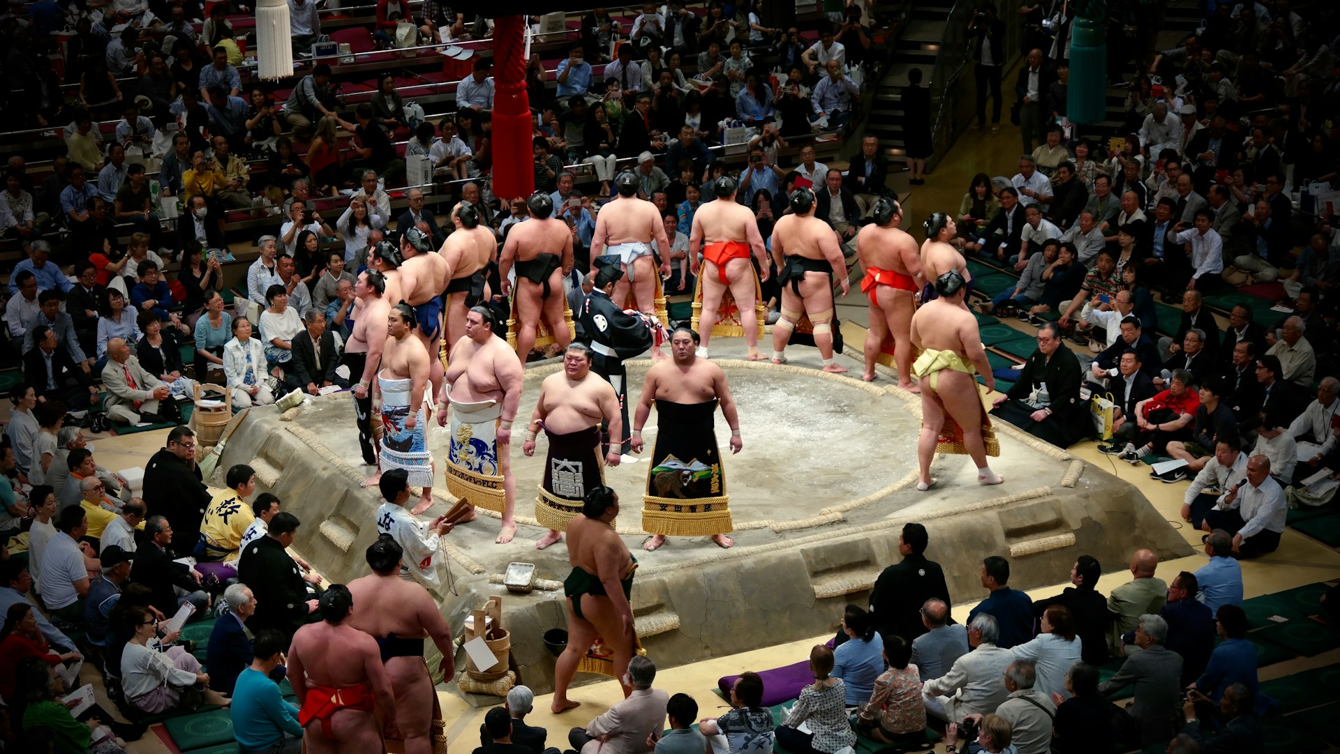 Pesumo jepang atau rikishi bersiap bertanding sumo. 