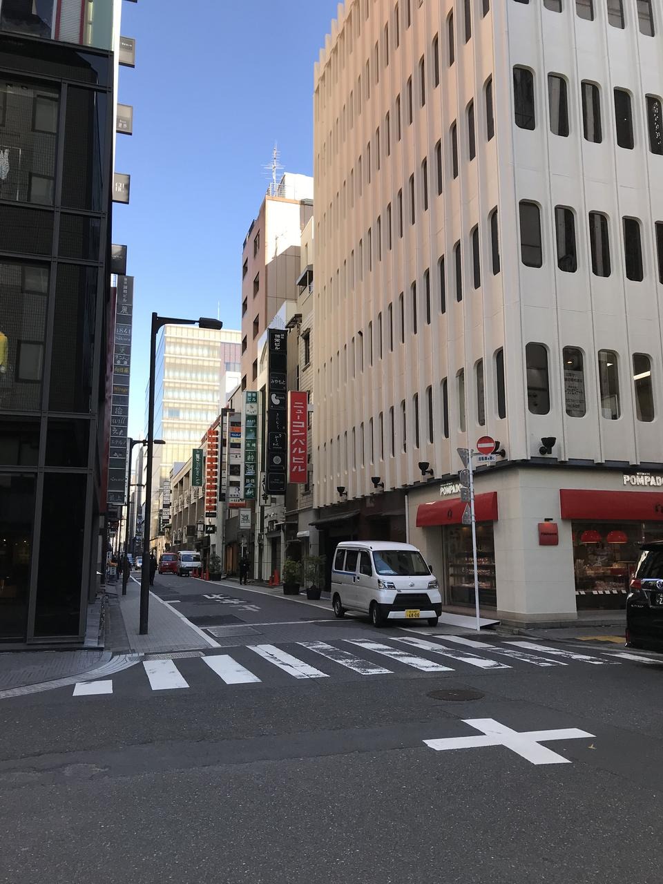 Jalan perbelanjaan di Ginza tanpa trotoar, Kenban-dori St. (GINZA INFORMATION MANAGEMENT (GIM) VIA MEQQE BOOK)