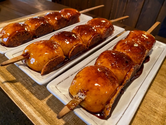 Yaki manju, roti panggang dilapisi saus miso manis khas Prefektur Gunma, Jepang. (KARAKSA MEDIA PARTNER)