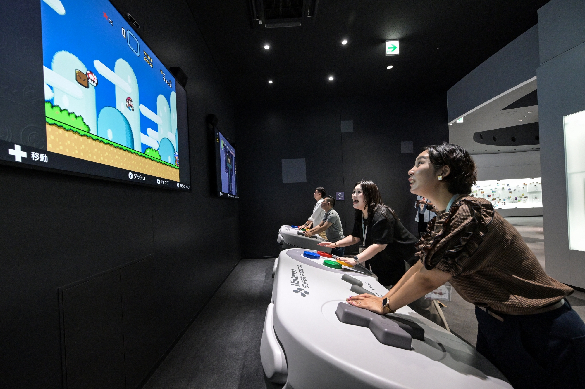 Museum Nintendo di Kyoto, Jepang; buka hari ini (2/10/2024) yang menampilkan sejarah Nintendo serta permainan interaktif. Salah satunya konsol raksasa yang harus dimainkan oleh dua orang untuk gim Mario dan Donkey Kong.