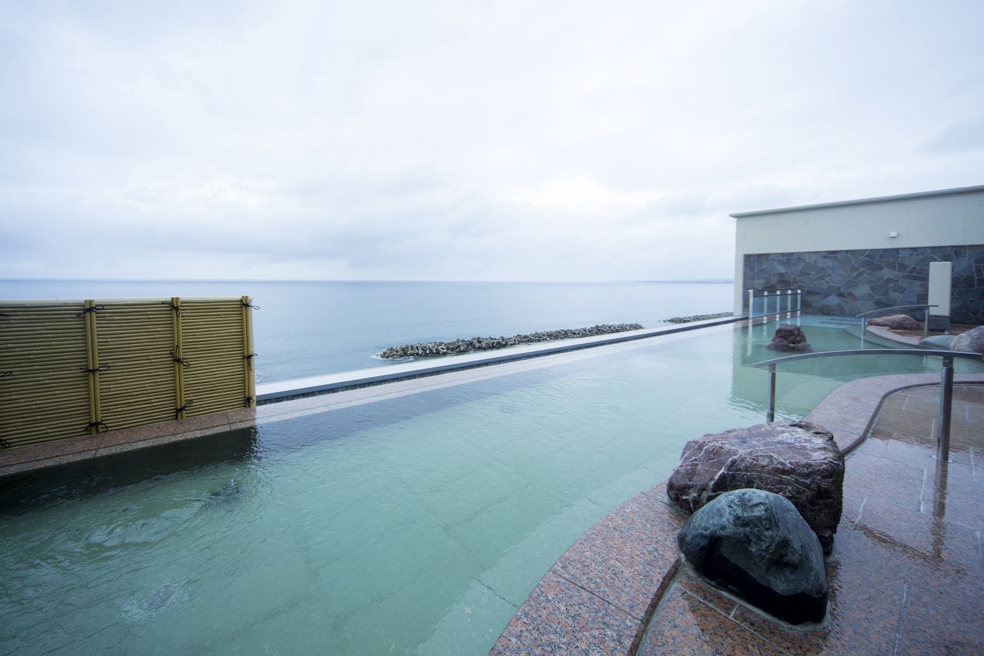 Onsen Kaike di tepi laut, Prefektur Tottori, Jepang. (©JNTO)