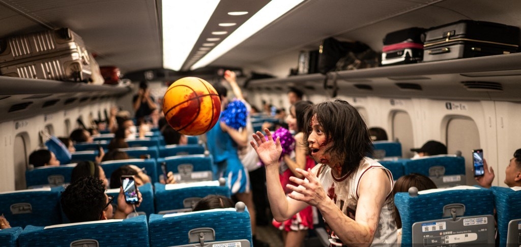 Aktor berperan sebagai zombi menakuti penumpang shinkansen dari Tokyo ke Osaka dalam rangka menyambut Halloween, (19/10/2024). (AFP/PHILIP FONG)