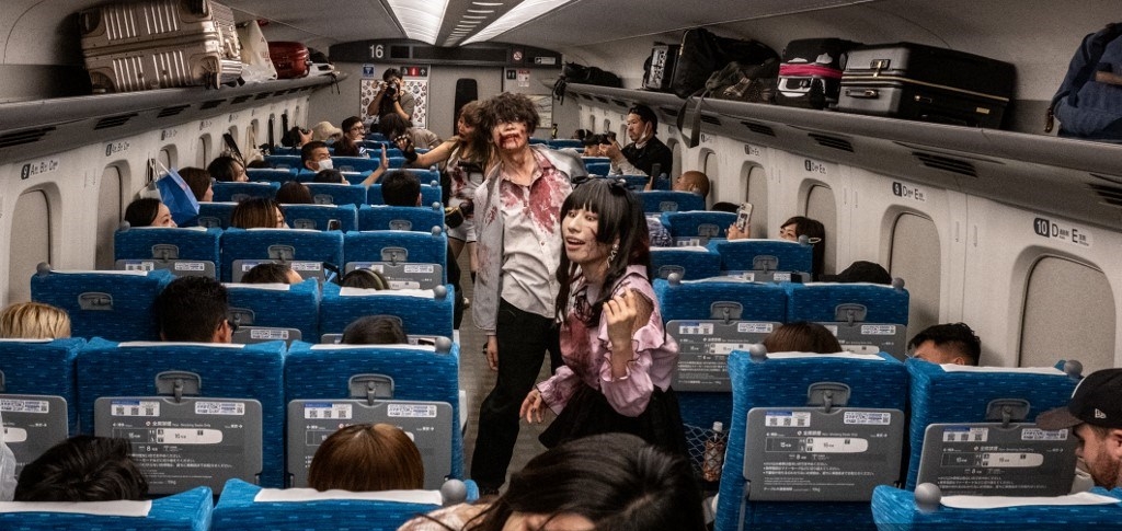 Aktor berperan sebagai zombi menakuti penumpang shinkansen dari Tokyo ke Osaka dalam rangka menyambut Halloween, (19/10/2024). (AFP/PHILIP FONG)