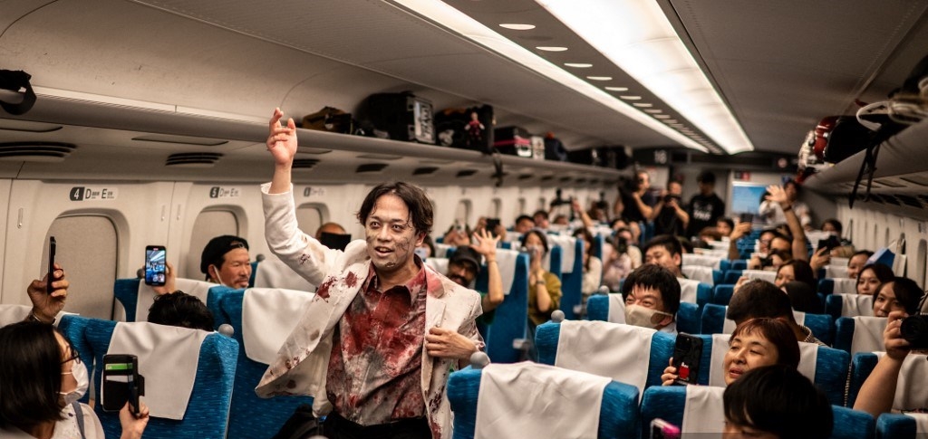 Aktor berperan sebagai zombi menakuti penumpang shinkansen dari Tokyo ke Osaka dalam rangka menyambut Halloween, (19/10/2024). (AFP/PHILIP FONG)