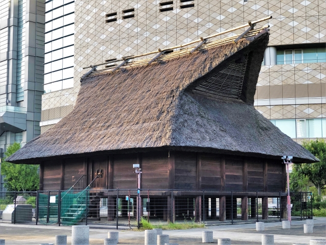 Bangunan beratap jerami di area kantor NHK, Osaka, Jepang.