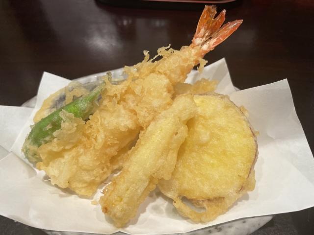 Tempura udang dan sayuran wajib dimakan di Tokyo, Jepang.