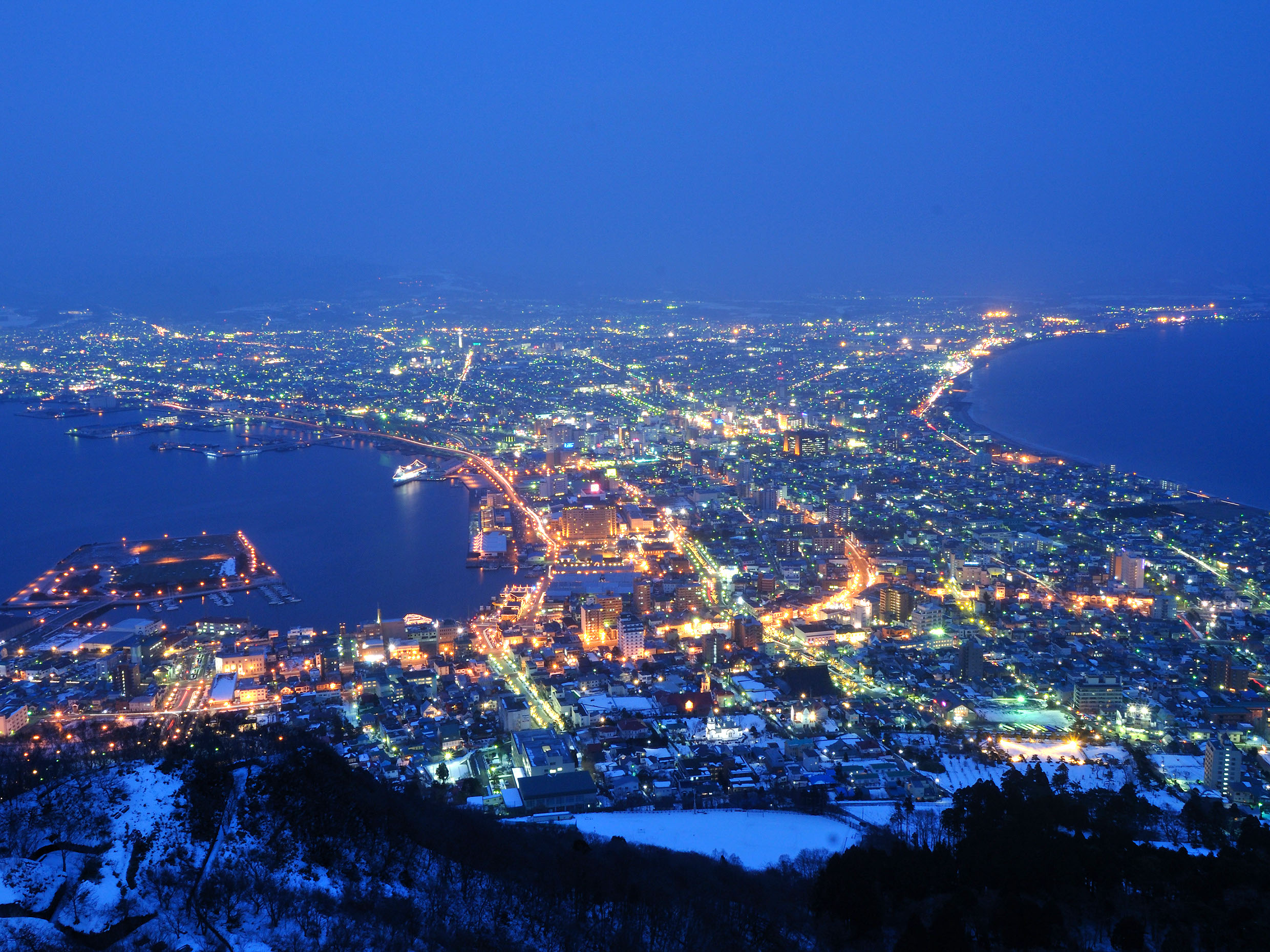 Pemandangan Kota Hakodate pada malam hari dari puncak Gunung Hakodate, Hokkaido, Jepang.