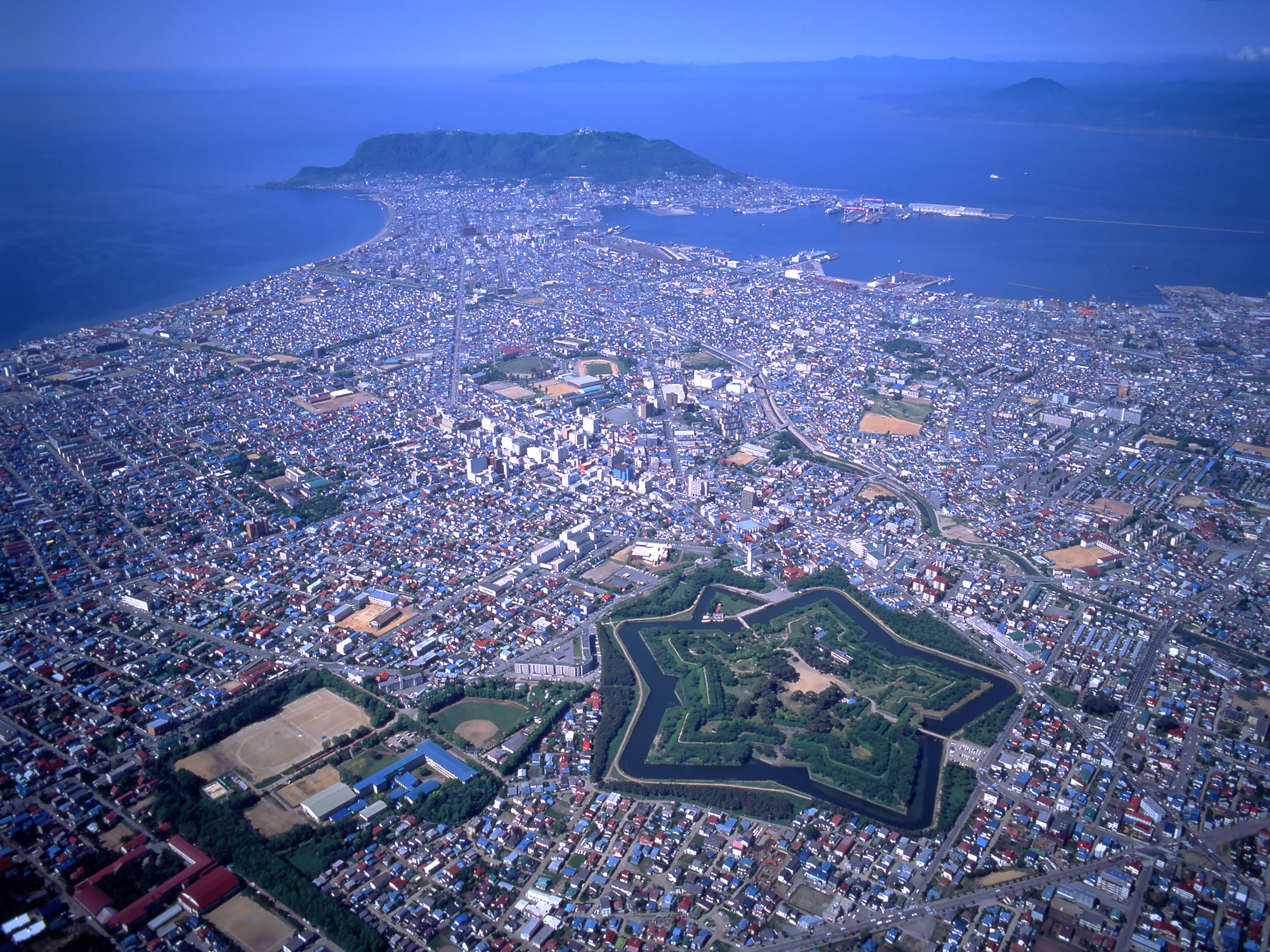 Pemandangan Kota Hakodate pada siang hari dari puncak Gunung Hakodate, Hokkaido, Jepang.