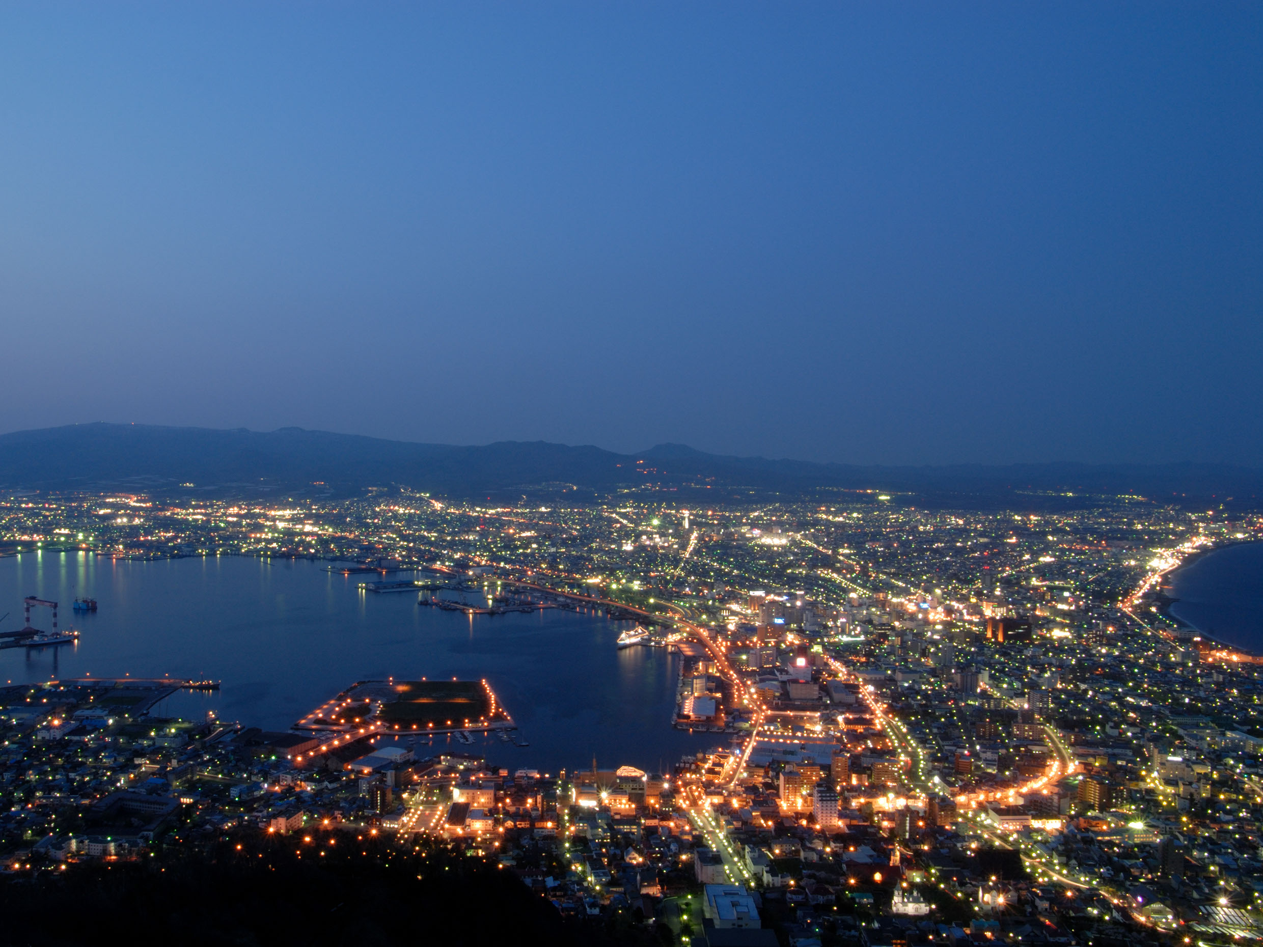 Pemandangan Kota Hakodate pada malam hari dari Gunung Hakodate, Hokkaido, Jepang.