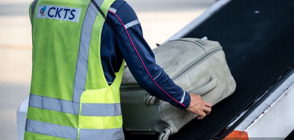 Seorang staf memindahkan bagasi ke dalam pesawat Cathay Pacific untuk keberangkatan di Bandara Internasional Kansai, Prefektur Osaka. Bandara Internasional Kansai di Jepang mengklaim tidak pernah kehilangan bagasi selama 30 tahun beroperasi. (Jepang - 3/9/2024)