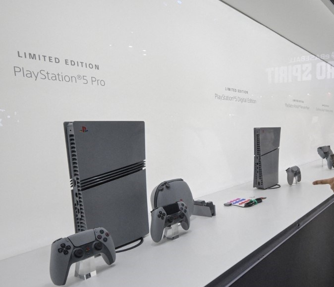 Pengunjung melihat Sony PlayStation 5 Pro baru selama preview day Tokyo Game Show di Makuhari Messe di Kota Chiba, Prefektur Chiba pada 26 September 2024.