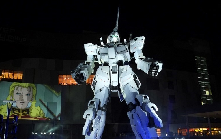 Patung Gundam raksasa RX-0 Unicorn Gundam dari anime Mobile Suit Gundam UC setinggi 19,7 meter yang dipamerkan di pusat perbelanjaan DiverCity Tokyo pada 24 September 2017. (Ket: Ini bukan Gundam yang dipamerkan di Kansai)