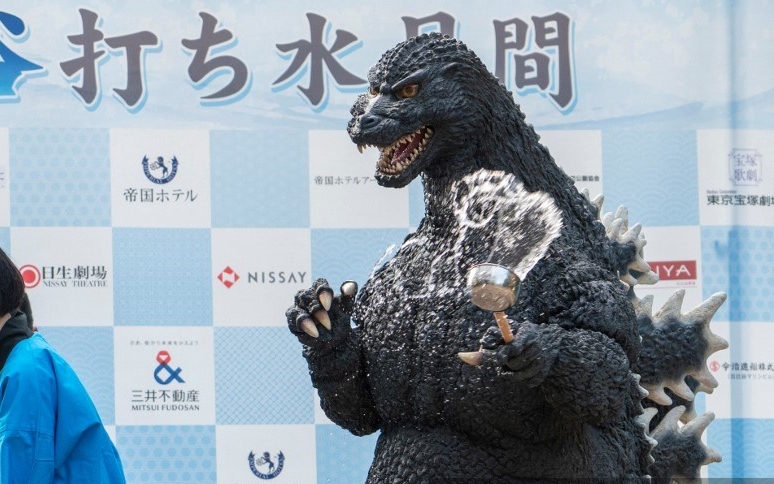 Godzilla memercikkan air ke tanah sebagai bagian dari acara untuk membawa kesejukan ke distrik hiburan dan bisnis Hibiya di Tokyo pada 22 Juli 2024. (Foto ini hanya untuk ilustrasi, tidak ada hubungannya dengan JFF)