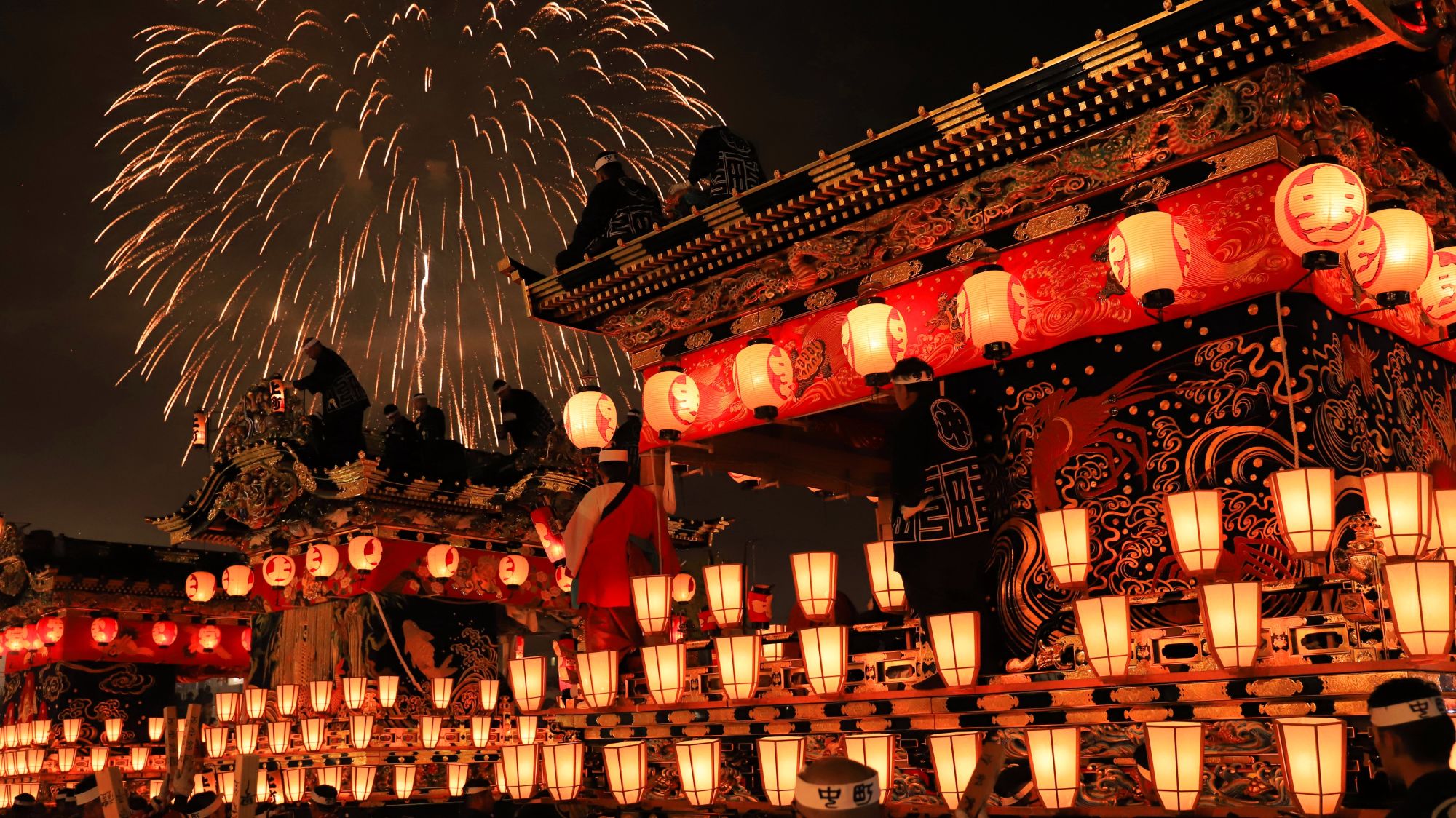 Kendaraan hias dengan lentera pada festival di Chichibu, Prefektur Saitama, Jepang.