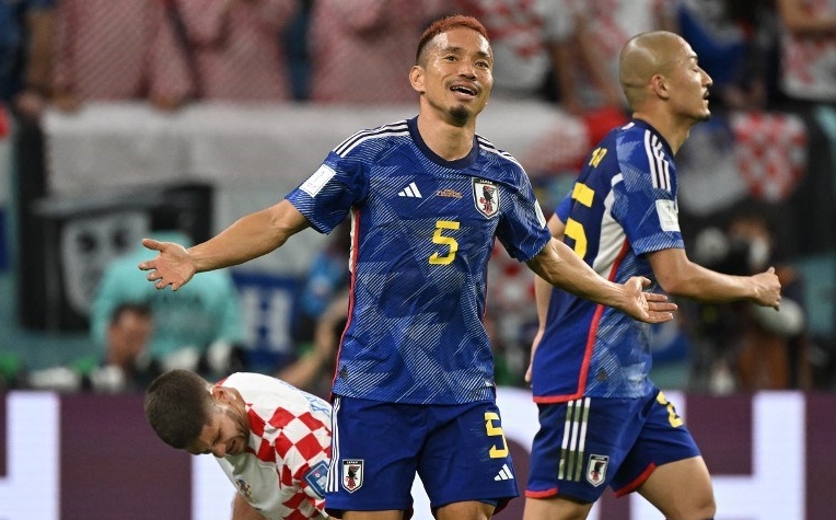 Bek Jepang #05 Yuto Nagatomo (tengah) bereaksi setelah penyerang Kroasia #09 Andrej Kramaric terjatuh di lapangan selama pertandingan babak 16 besar Piala Dunia Qatar 2022 antara Jepang dan Kroasia di Stadion Al-Janoub di Al-Wakrah, selatan Doha pada 5 Desember 2022.