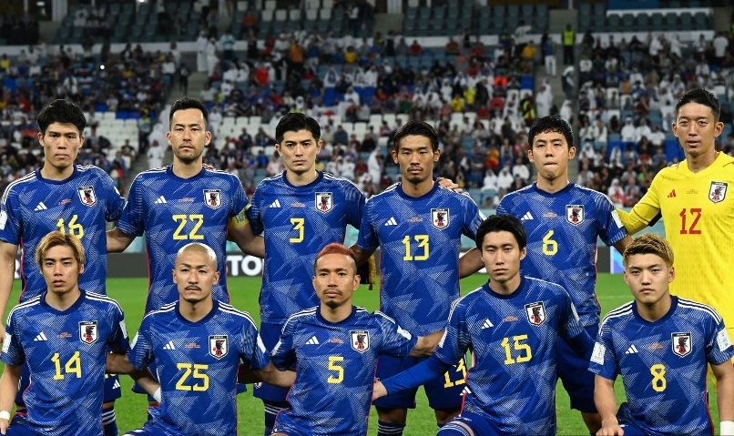 (Atas dari kiri ke kanan) Bek Jepang #16 Takehiro Tomiyasu, Bek Jepang #22 Maya Yoshida, Bek Jepang #03 Shogo Taniguchi, Gelandang Jepang #13 Hidemasa Morita, Gelandang Jepang #06 Wataru Endo, Kiper Jepang #12 Shuichi Gonda, (bawah dari kiri ke kanan) Gelandang Jepang #14 Junya Ito, Penyerang Jepang #25 Daizen Maeda, Bek Jepang #05 Yuto Nagatomo, Gelandang Jepang #15 Daichi Kamada, dan Gelandang Jepang #08 Ritsu Doan berpose untuk foto bersama selama pertandingan sepak bola babak 16 besar Piala Dunia Qatar 2022 antara Jepang dan Kroasia di Stadion Al-Janoub di Al-Wakrah, selatan Doha pada 5 Desember 2022.