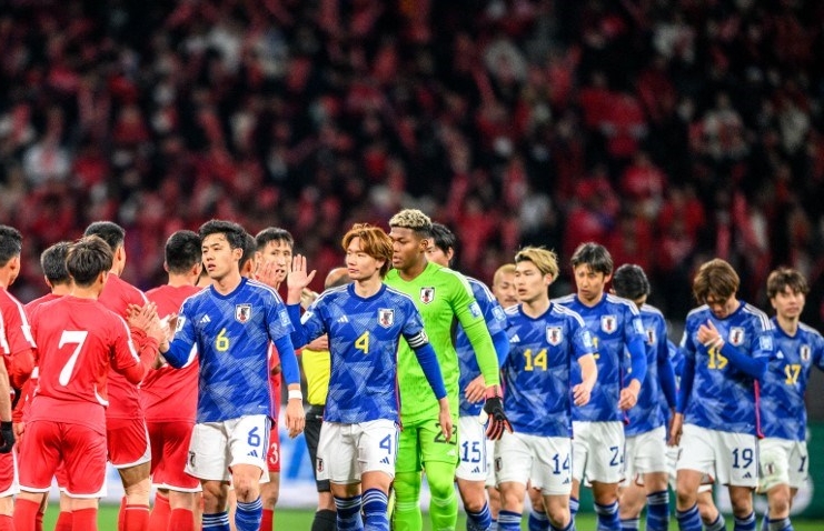 Pemain Jepang (kanan) berjabat tangan dengan pemain Korea Utara setelah kemenangan mereka dalam pertandingan kualifikasi Piala Dunia 2026 antara Jepang dan Korea Utara di Stadion Nasional Tokyo pada 21 Maret 2024.