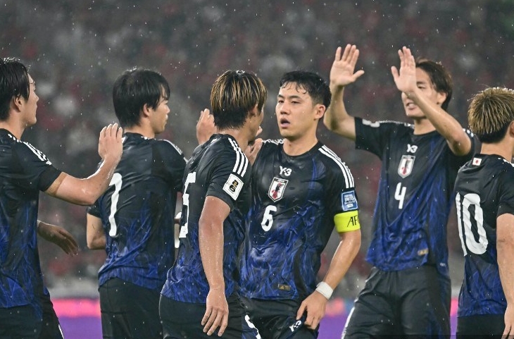 Pemain Jepang Koki Ogawa (kiri) merayakan gol pertama timnya bersama rekan setimnya dalam pertandingan kualifikasi Piala Dunia 2026 Grup C Asia antara Indonesia dan Jepang di Stadion Utama Gelora Bung Karno, Jakarta, pada 15 November 2024.