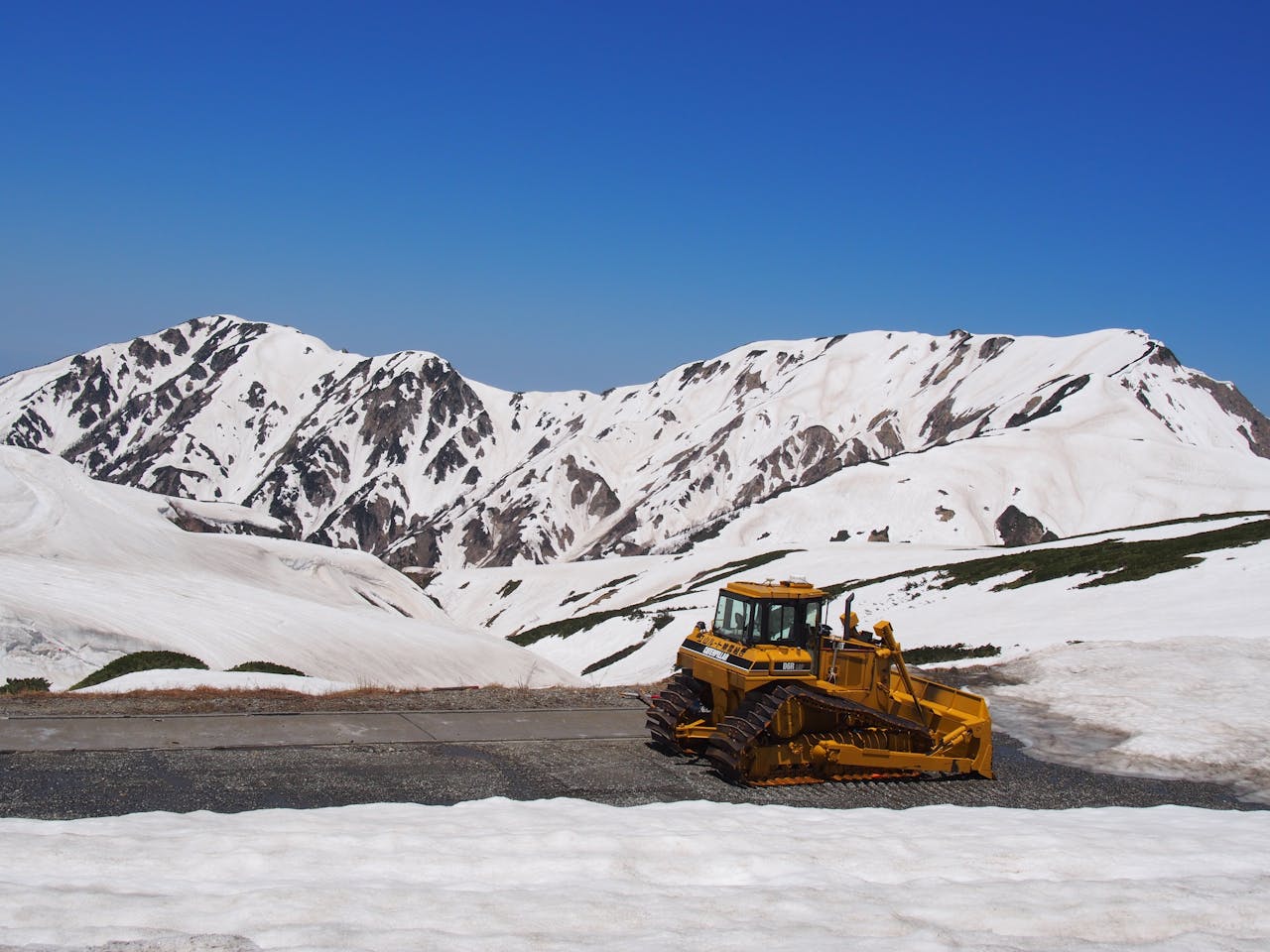 Tateyama Kurobe Alpine Route dipenuhi salju di Prefektur Toyama, Jepang. 