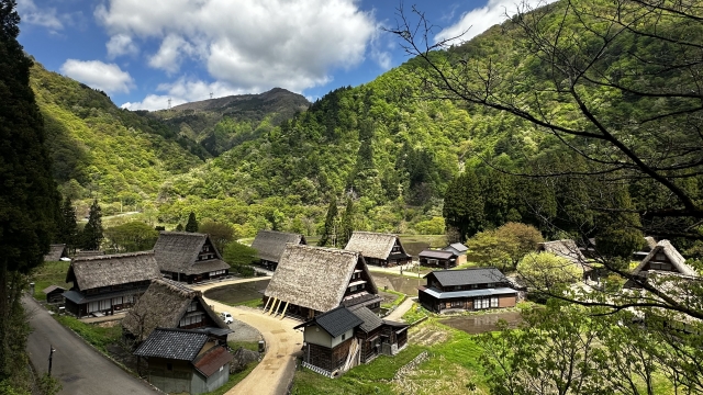 Rumah beratap jerami di Desa Gokayama Gassho-zukuri, situs Warisan Dunia UNESCO di Prefektur Toyama, Jepang.