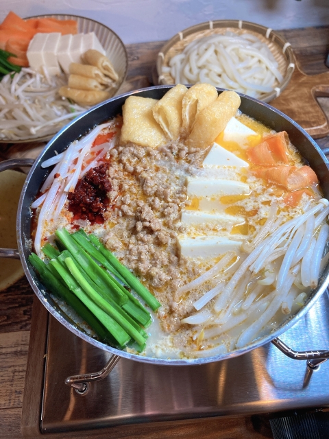 Nabe alias hotpot ala Jepang yang berisi berbagai bahan makanan bergizi untuk disantap saat cuaca dingin.