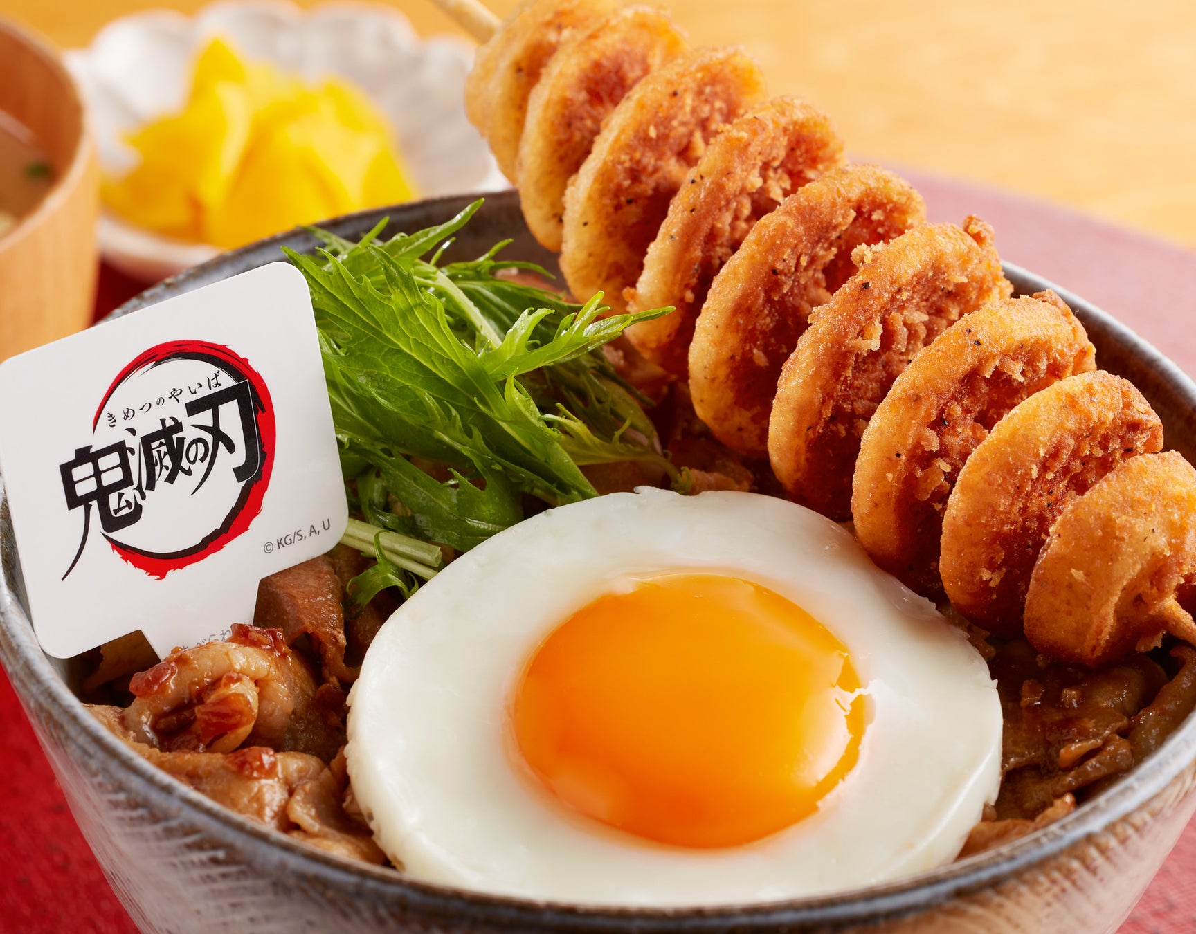 Tornado Potato Pork Stamina Bowl, rice bowl yang terinspirasi oleh teknik Shinazugawa Sanemi, tokoh Demon Slayer: Kimetsu no Yaiba.