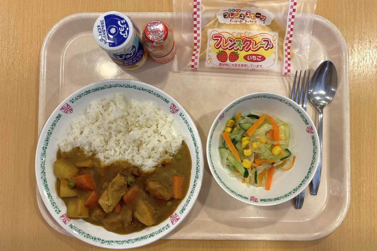 Menu makan siang yang disajikan di sekolah dasar St. Dominicss Institute di Okamoto, Tokyo, Jepang, Rabu (24/5/2023). Makan siang bersama ini bagian dari praktik Shokuiku atau edukasi makan untuk membentuk pola makan sehat sejak dini. 