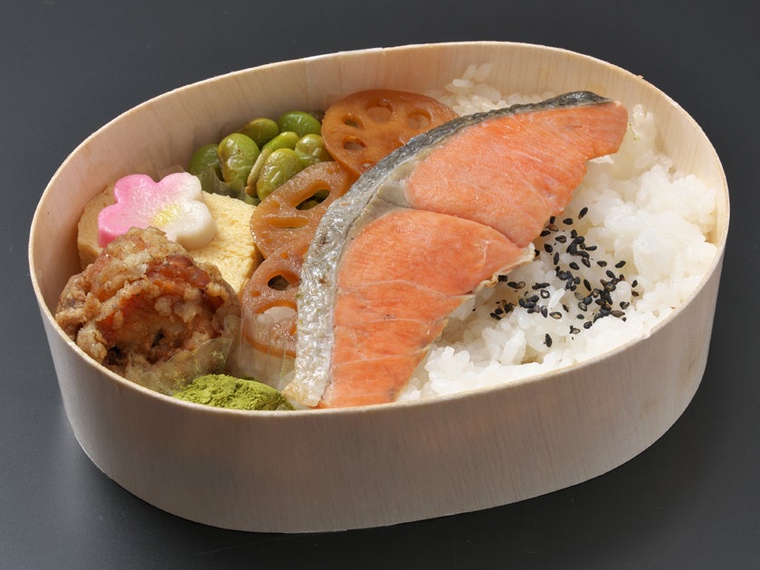 Bento halal nasi salmon dijual di Kyoto, Jepang.