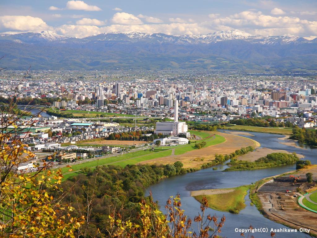 Pemandangan pusat kota dari Observatorium Arashiyama, Kota Asahikawa, Hokkaido, Jepang.