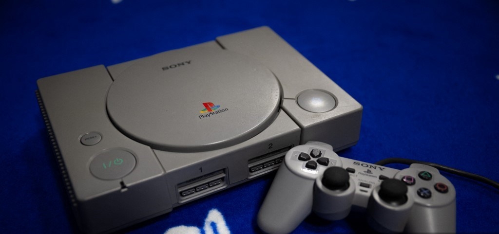 Konsol dan kontroler PlayStation 1 di Vraiville, Prancis utara, pada 20 November 2024. Pada 3 Desember 1994, PlayStation dirilis di Jepang yang menjadi langkah pertama Sony ke pasar video game yang saat itu didominasi oleh Sega dan Nintendo. Sebuah kesuksesan global, terutama dengan audiens yang lebih dewasa, yang telah mendorong produsen Jepang tersebut ke peringkat pemain utama di sektor tersebut.