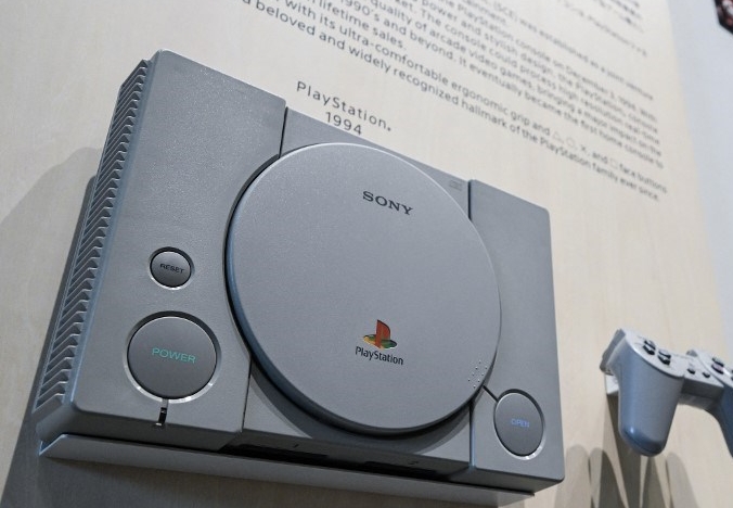 Sebuah PlayStation asli terlihat di pajangan berbagai memorabilia di lobi gedung kantor pusat Sony di pusat kota Tokyo pada 27 November 2024.