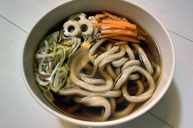 Noshikomi udon khas Tokyo disajikan dalam kaldu dari ikan sarden kering dan jamur shiitake, dibumbui dengan sake, garam, dan kecap asin. Dilengkapi dengan bahan lain seperti daun bawang dan tahu goreng.