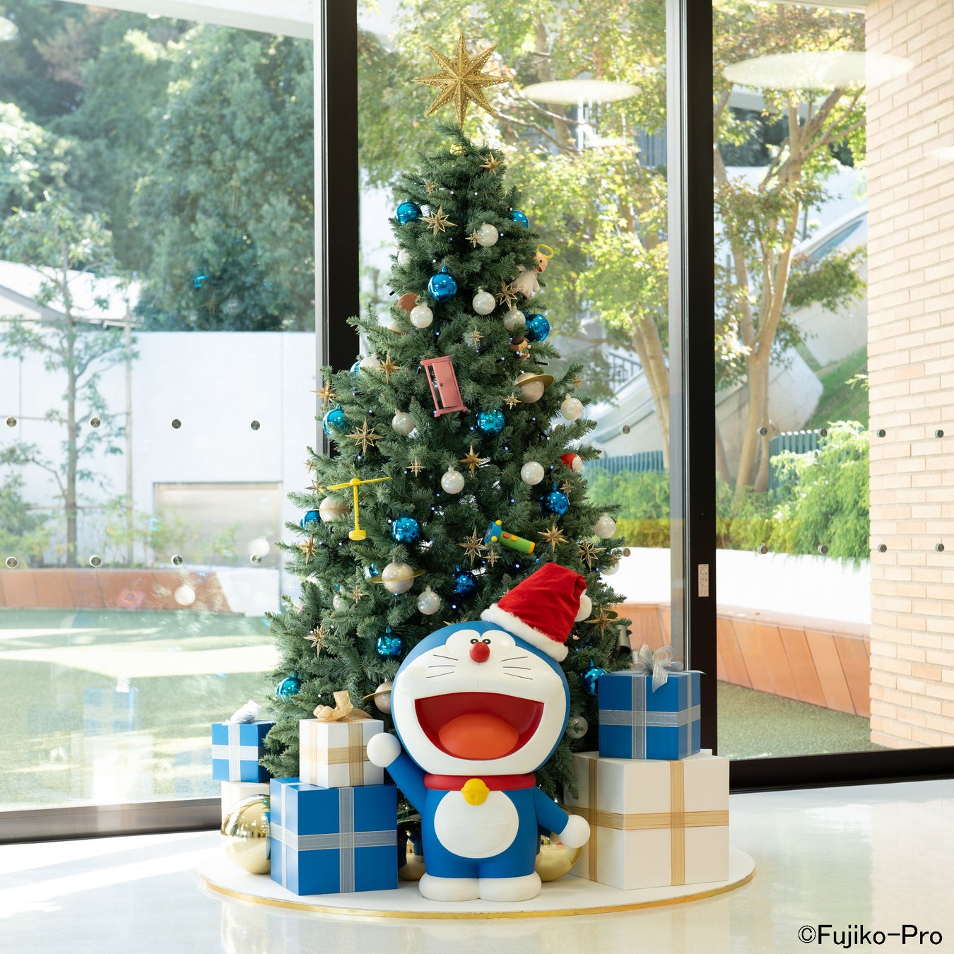 Museum Fujiko F. Fujio mengadakan pameran dan dekorasi Natal. Pohon Natal Doraemon di lantai dua Everyones Square dihiasi dengan banyak gadget rahasia.