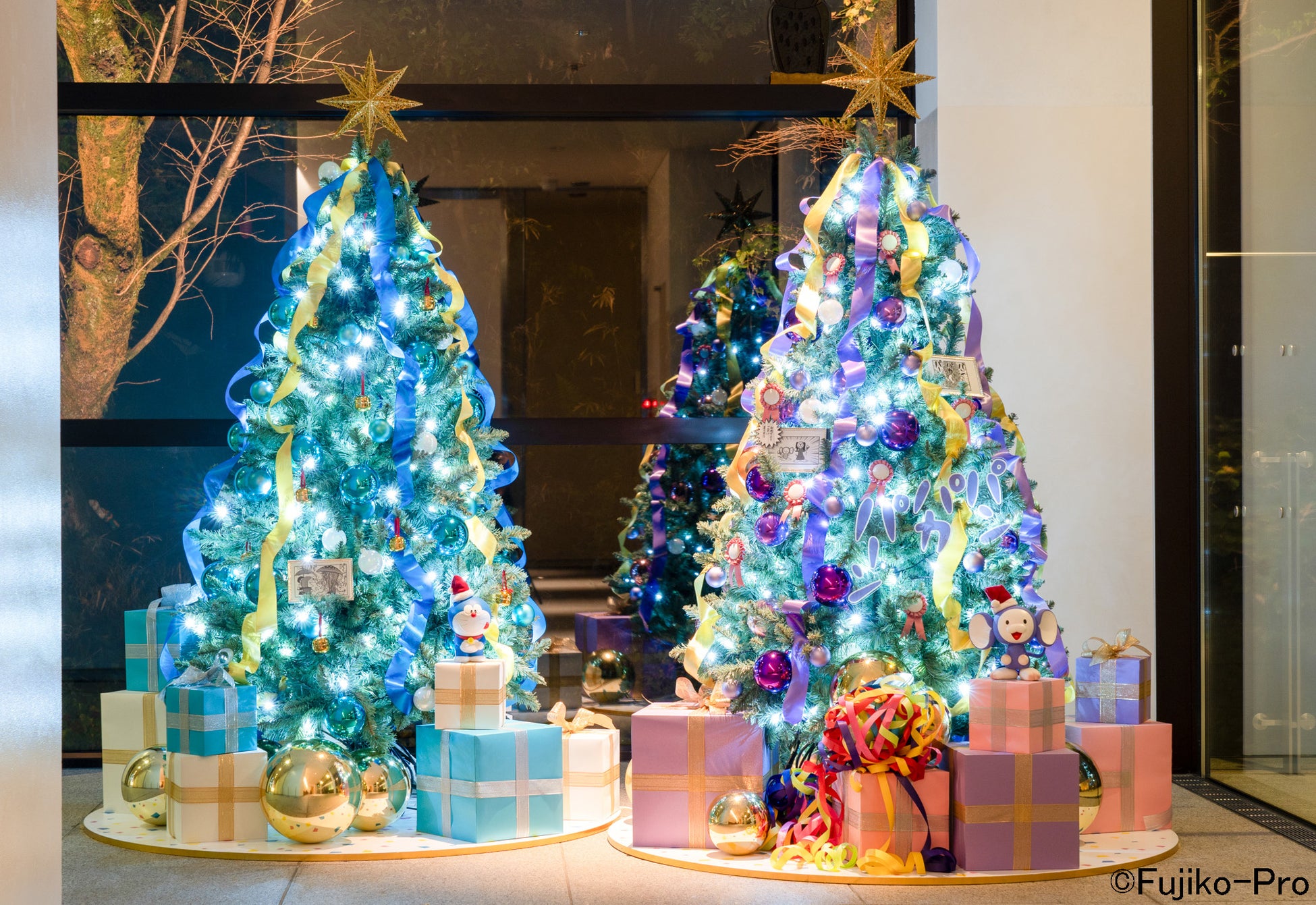 Ada 2 pohon Natal dengan warna Doraemon dan Chimpui di area istirahat Kikori no Izumi di lantai dua Museum Fujiko F. Fujio, Kota Kawasaki, Jepang.