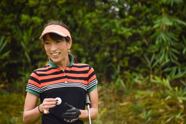 Ilustrasi perempuan memakai outfit golf, topi dan kaus.