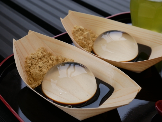 Shingen mochi terbuat dari kue beras lembut yang diberi bubuk kedelai (kinako) dan sirup gula hitam (kuromitsu).