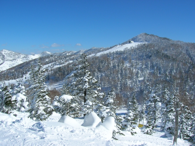 Gunung berselimut salju di Sapporo, Hokkaido, Jepang.