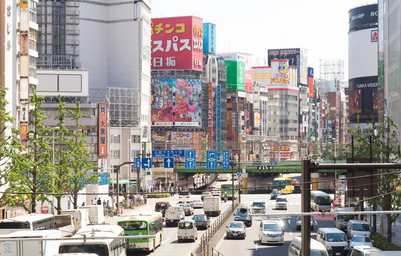 Deretan gedung pencakar langit terlihat dari jalan utama Stasiun Shinjuku pintu keluar timur.