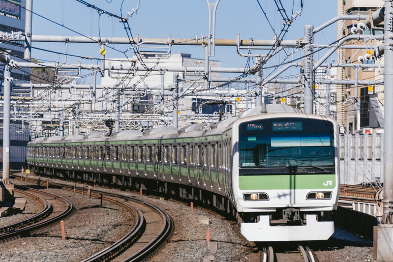 Kereta JR East tengah melaju di rel kereta Jepang.