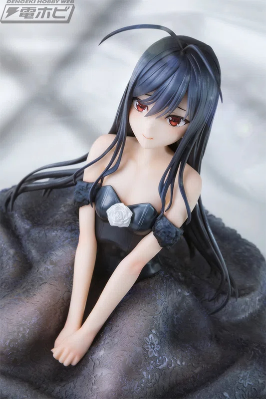 Action figure Kuroyukihime dari anime Accel World yang memakai gaun pengantin hitam transparan.