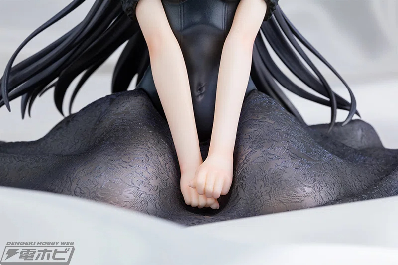 Action figure Kuroyukihime dari anime Accel World yang memakai gaun pengantin hitam transparan.