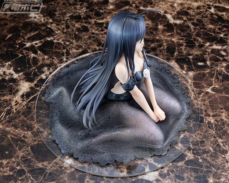 Action figure Kuroyukihime dari anime Accel World yang memakai gaun pengantin hitam transparan.