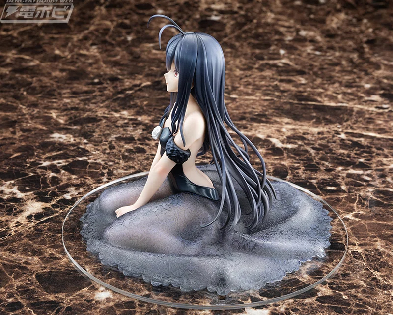 Action figure Kuroyukihime dari anime Accel World yang memakai gaun pengantin hitam transparan.