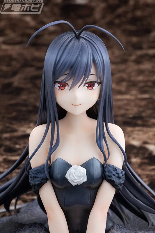 Action figure Kuroyukihime dari anime Accel World yang memakai gaun pengantin hitam transparan.