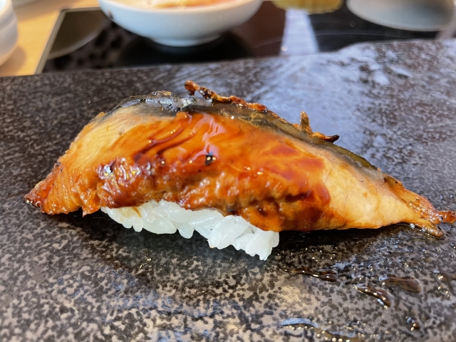 Sushi unagi atau ikan sidat, salah satu menu di kaitenzushi atau sushi conveyor belt di Jepang.