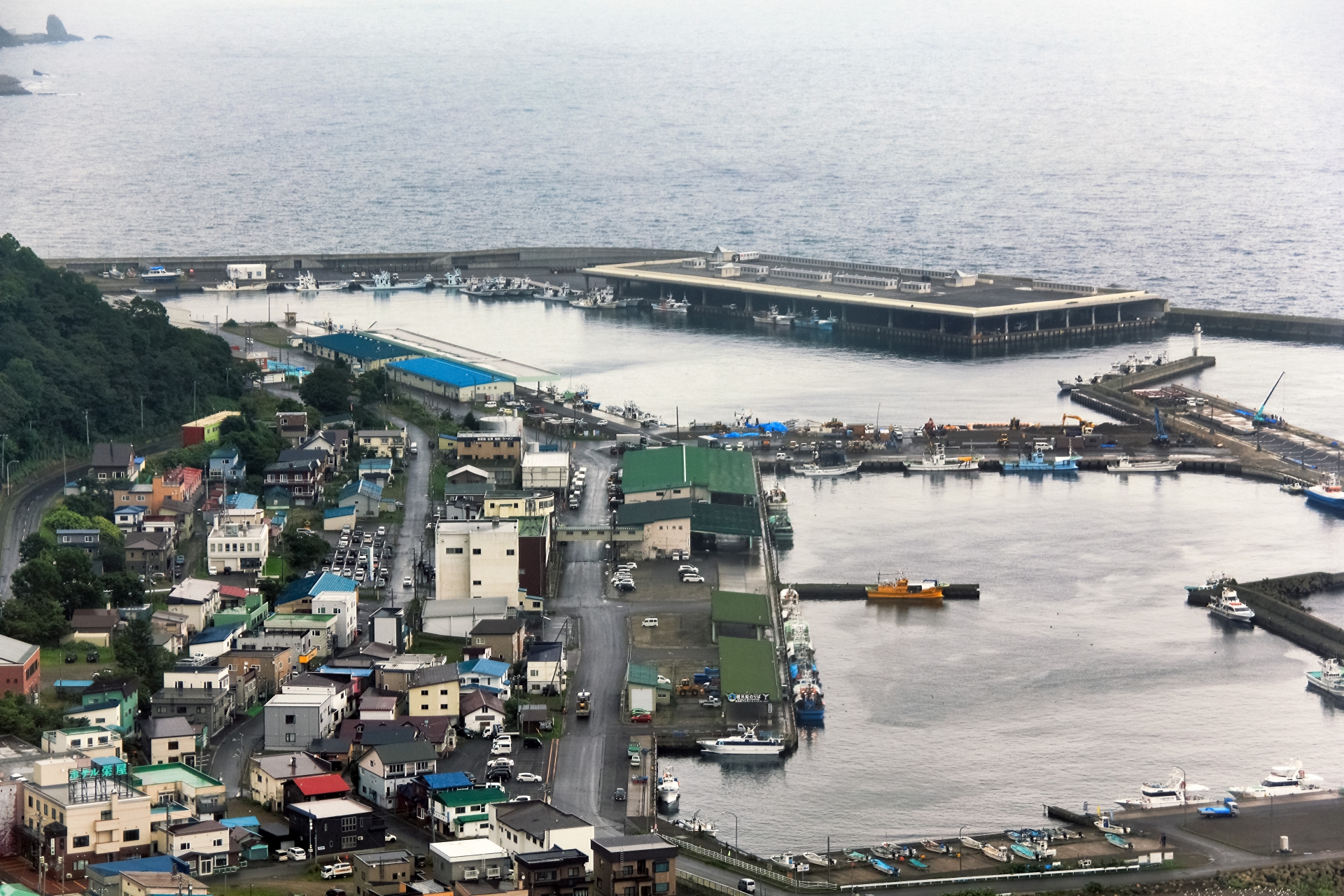 Pelabuhan Rausu di Hokkaido, Jepang, yang cocok disusuri naik sepeda. 